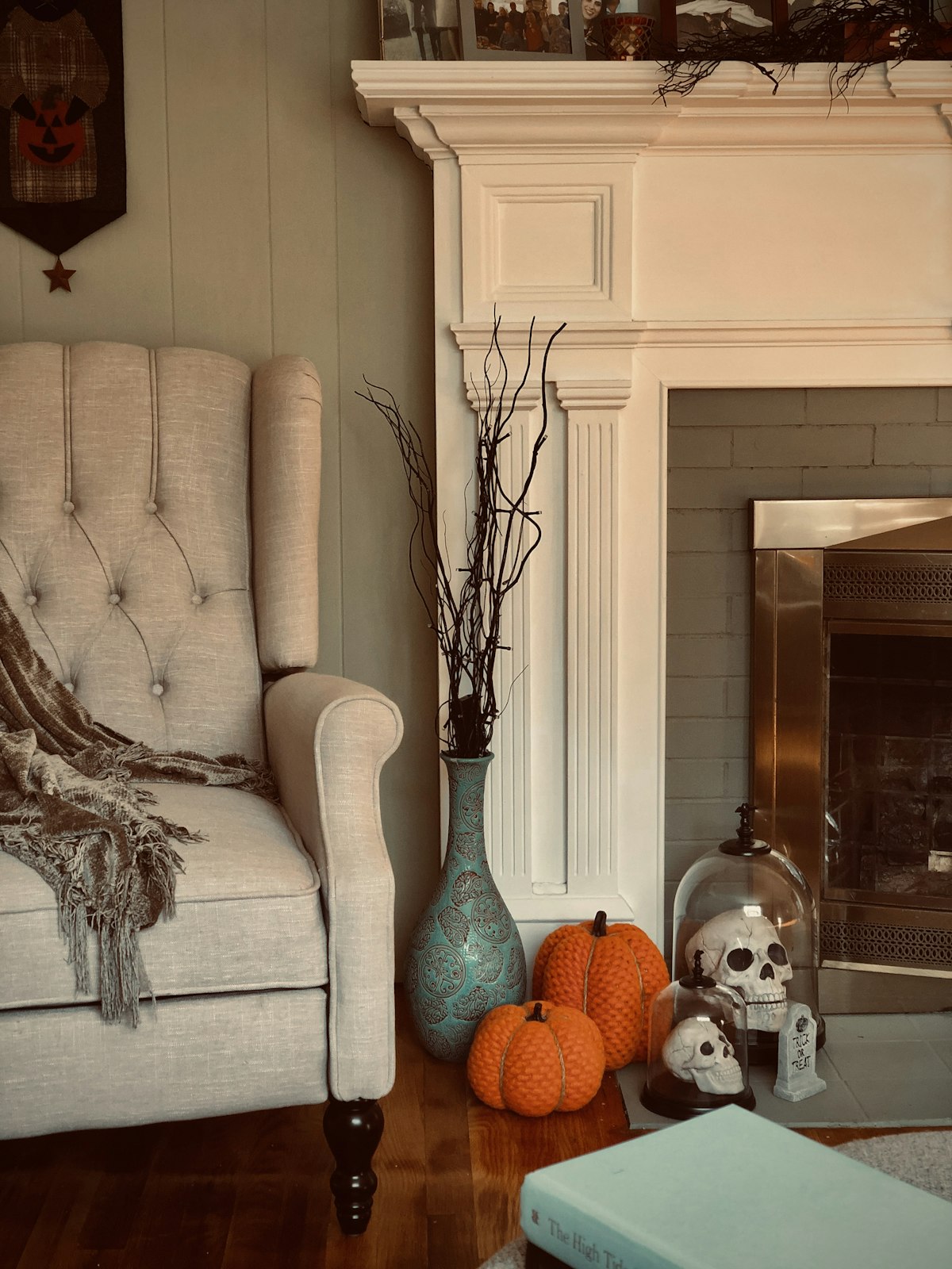 Halloween-Deko im Wohnzimmer mit K&uuml;rbissen